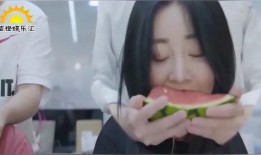 小姐姐吃瓜的视频,小姐姐带你领略吃瓜界的欢乐时光