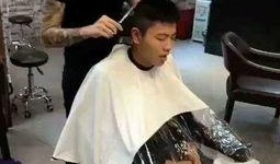 理发师吃瓜搞笑视频,笑料百出引人捧腹