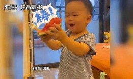 萌娃凭实力吃瓜视频,萌态百出引网友热议