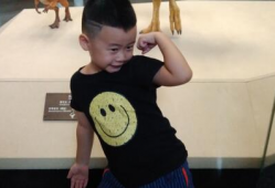 一岁半的宝宝吃瓜视频,萌态十足萌化人心