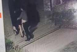 女子随地方便被拍吃瓜视频,吃瓜视频引发网友热议