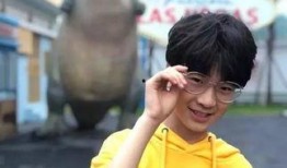 张亮儿子吃瓜视频播放,萌娃美食新风尚