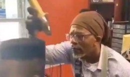 理发师吃瓜搞笑视频,笑料百出引人捧腹