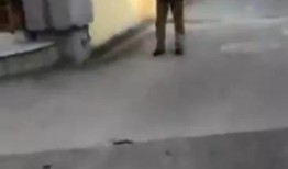 大爷吃瓜然后跳桥了视频,大爷吃瓜不慎坠桥，网友热议安全意识