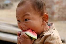 小男孩吃角瓜视频,趣味横生引网友热议