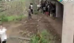 大爷吃瓜然后跳桥了视频,大爷吃瓜不慎坠桥，网友热议安全意识