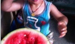 吃瓜邻居家的小孩视频,萌态十足引网友热议