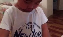 11个月宝宝吃瓜视频,萌态十足萌化人心