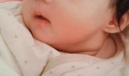 11个月宝宝吃瓜视频,萌态十足萌化人心