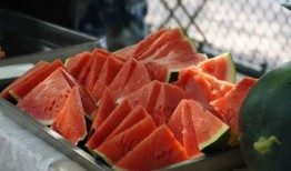 清晨吃瓜的视频,短视频带你领略夏日清新滋味