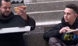 路人盲目吃瓜的视频,揭秘路人围观背后的真相