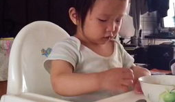 一岁半的宝宝吃瓜视频,萌态十足萌化人心