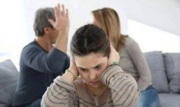 父母吵架男子吃瓜视频播放,男子化身吃瓜群众，视频播放引发热议