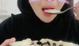 阿姨吃大瓜的视频