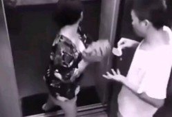 父母吵架男子吃瓜视频播放,男子化身吃瓜群众，视频播放引发热议