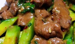 牛肉炒紫矮瓜可以吃吗视频,牛肉炒紫矮瓜，营养搭配，健康享口福