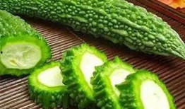 吃凉瓜吐了视频真实,一网友吃凉瓜后呕吐，视频记录惊险瞬间