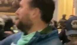 美国吃瓜暴力视频,视频揭示惊人一幕