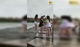 四个小姑娘吃瓜的视频,揭秘校园吃瓜趣事