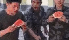 吃瓜大叔不吃瓜视频在线观看,一场网络热度的背后真相