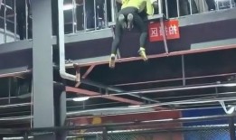 吃瓜群众精神小伙视频,揭秘网络红人的魅力与争议